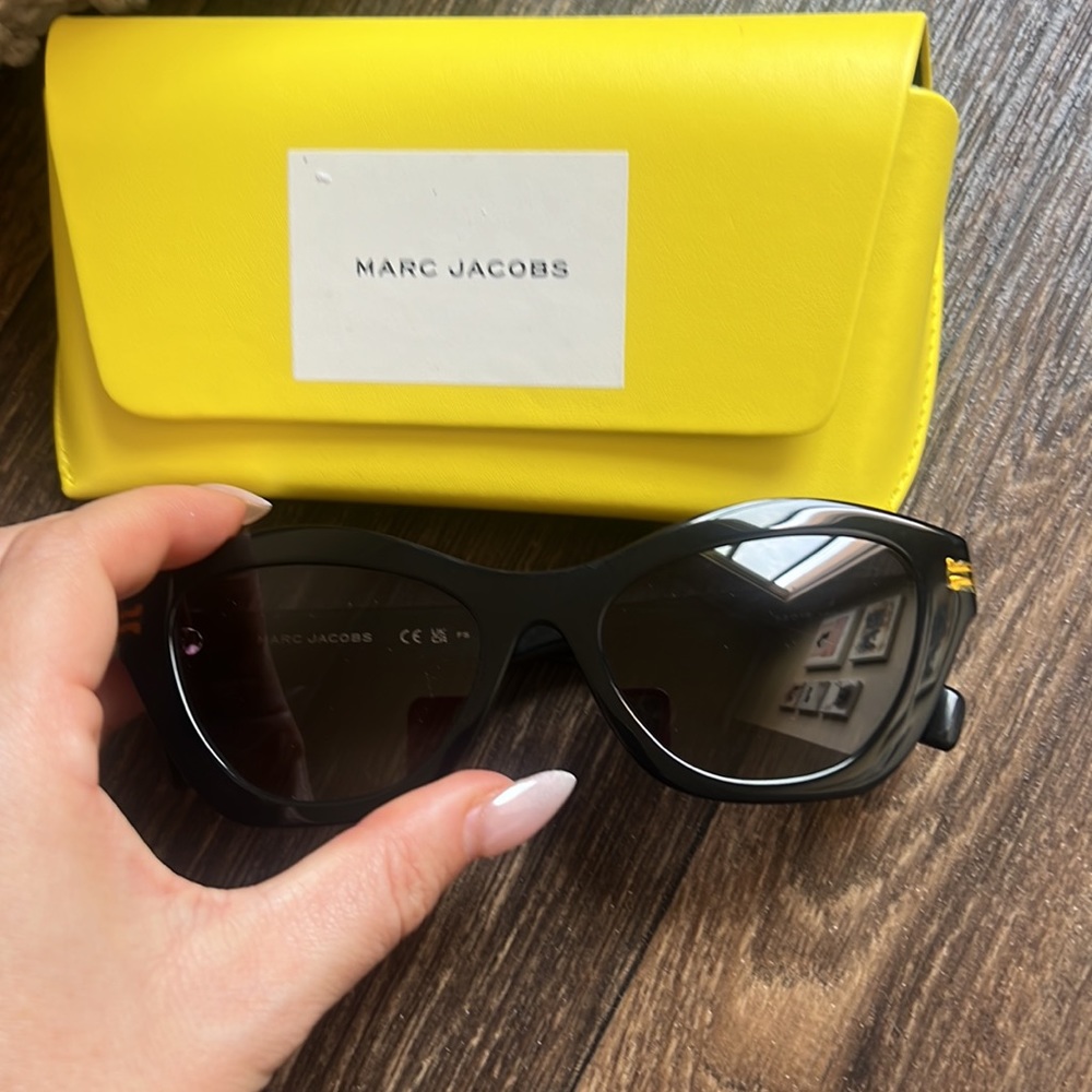 MARC JACOBS Black Cat-Eye Sunglasses - Picture 2 of 5